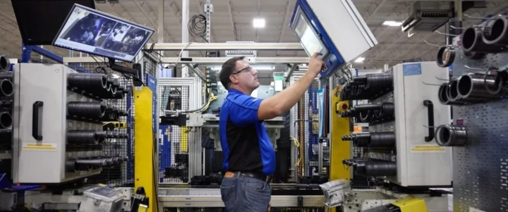 An operator using Acerta LinePulse on the production line